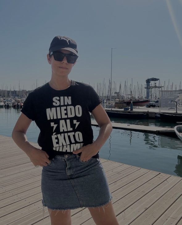 CAMISETA SIN MIEDO NEGRA