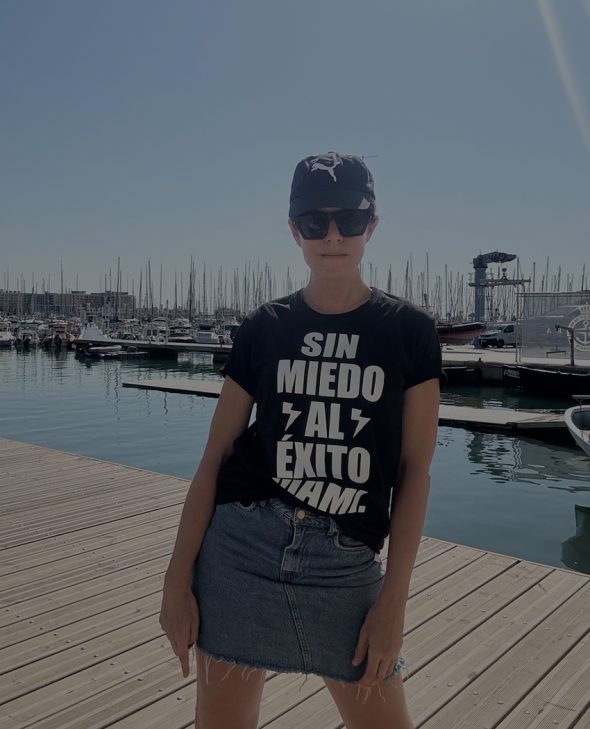 CAMISETA SIN MIEDO NEGRA