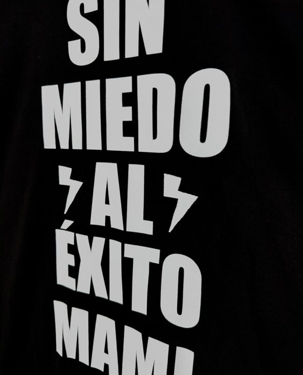 CAMISETA SIN MIEDO NEGRA