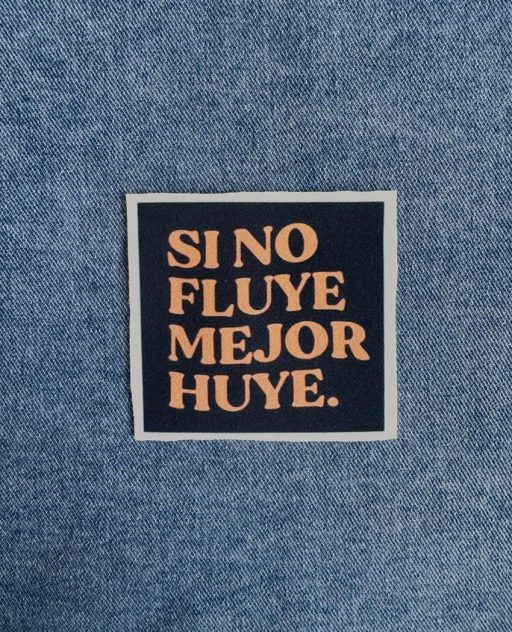 parche-si-no-fluye-mejor-huye-victoria-rockera PARCHE MEJOR HUYE
